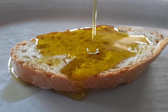 Pane e Olio Extra Vergine di Oliva Pane e Olio Extra Vergine di Oliva